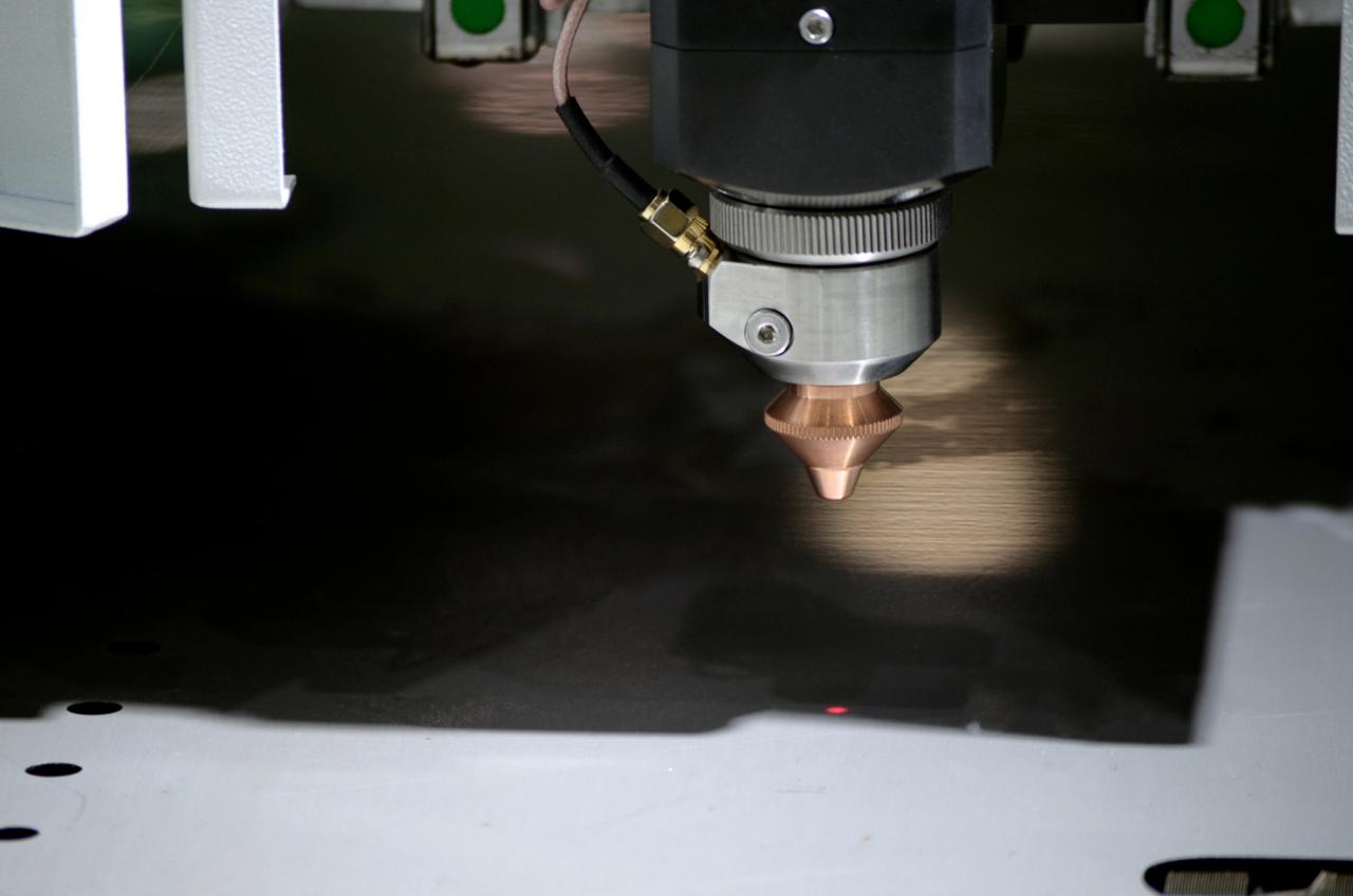 1500*3000mm 500w Racuys Or Ipg Fiber Laser Cutting Machine 1500*3000mm 500w Racuys 또는 Ipg 섬유 레이저 절단기