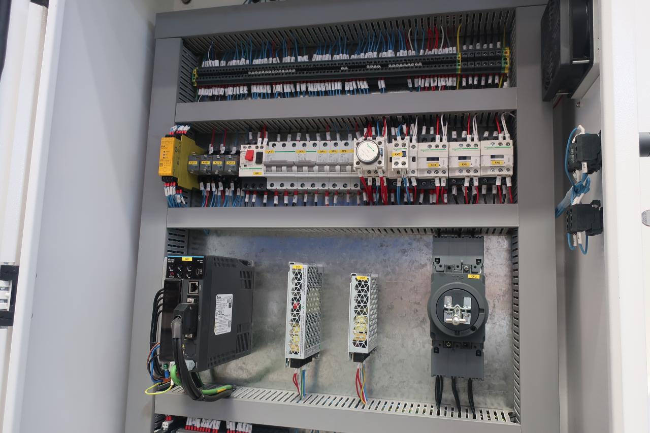 6 미터를 절단하는 판금을 위한 16mm 유압 단두대 깎는 기계