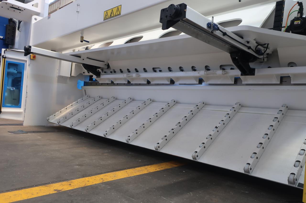 6 미터를 절단하는 판금을 위한 16mm 유압 단두대 깎는 기계