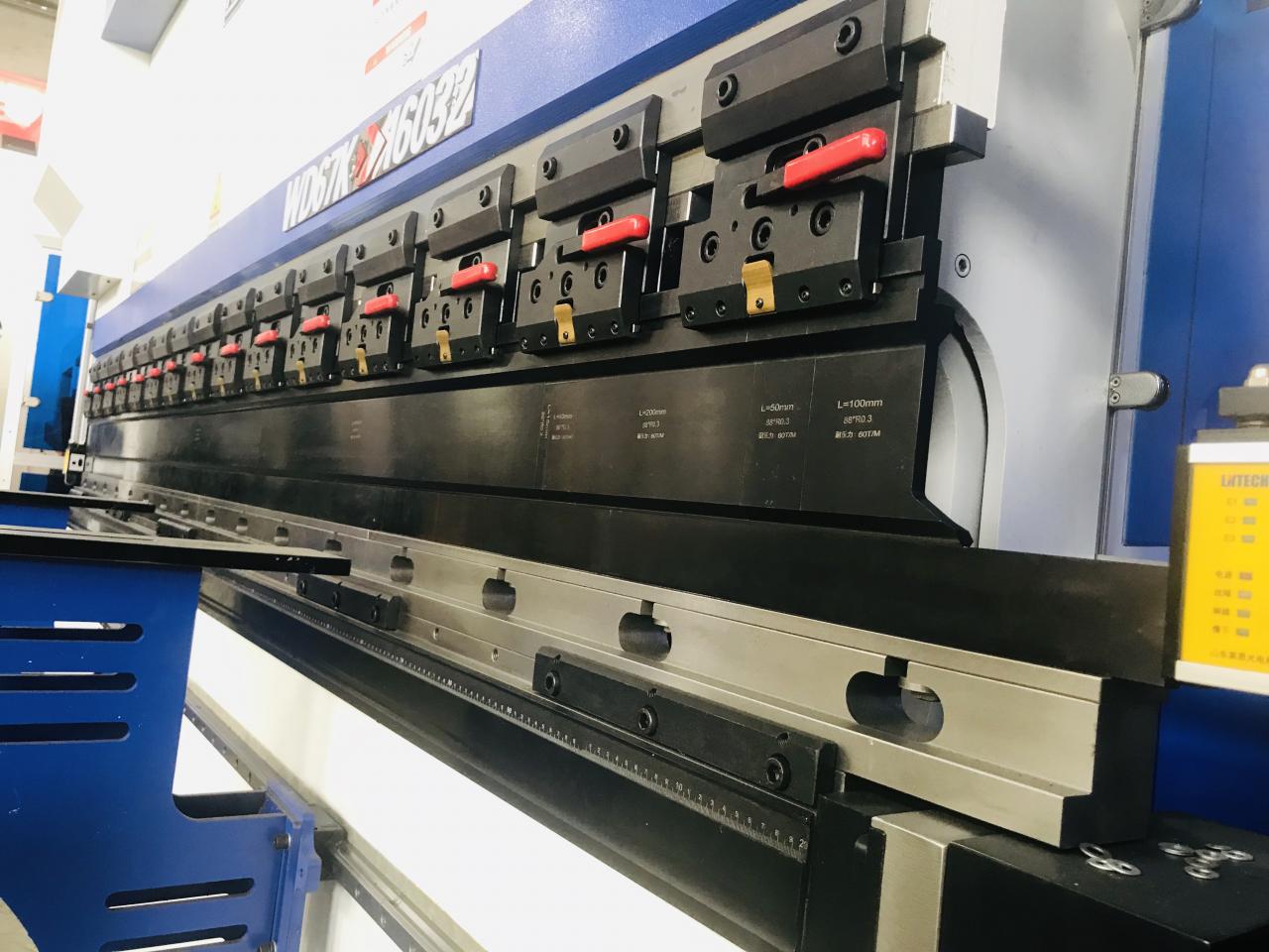 200t 300t 표준 산업 프레스 브레이크 Cnc 유압 프레스 브레이크 기계