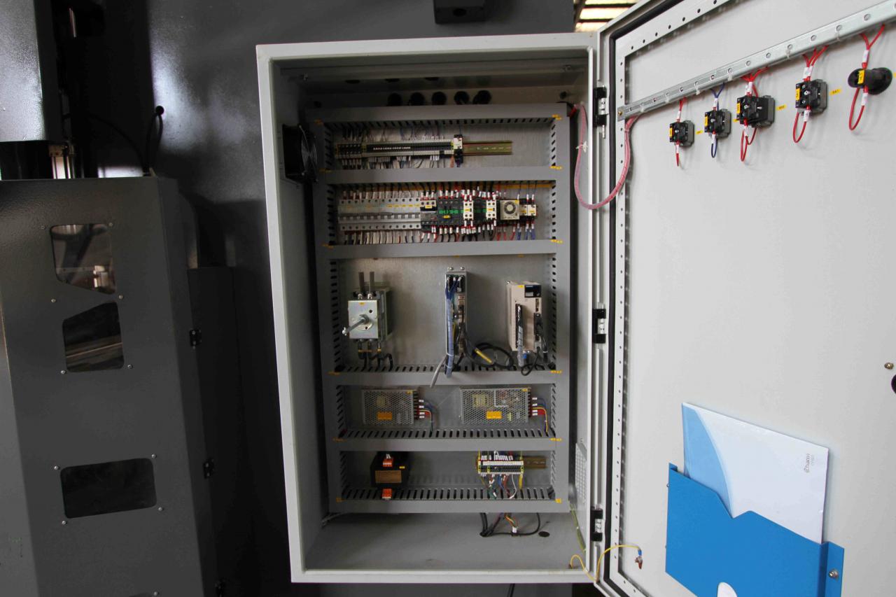 200t 300t 표준 산업 프레스 브레이크 Cnc 유압 프레스 브레이크 기계