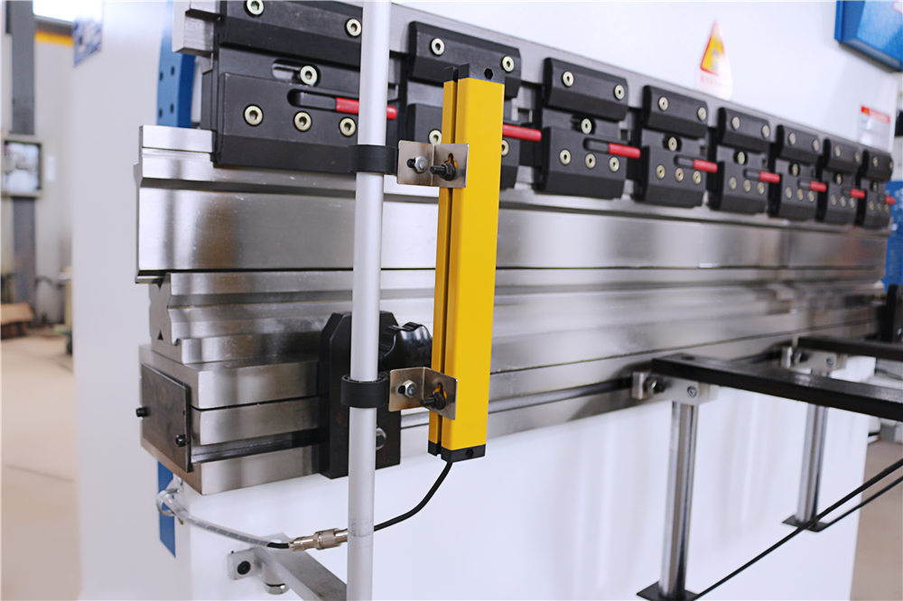 3+1 Axis Cnc Hydraulic Press Brake With Esa System Esa 시스템이있는 3 + 1 축 Cnc 유압 프레스 브레이크