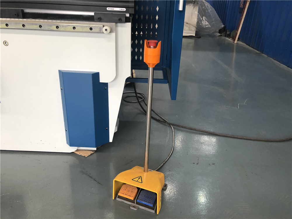 3+1 Axis Cnc Hydraulic Press Brake With Esa System Esa 시스템이있는 3 + 1 축 Cnc 유압 프레스 브레이크