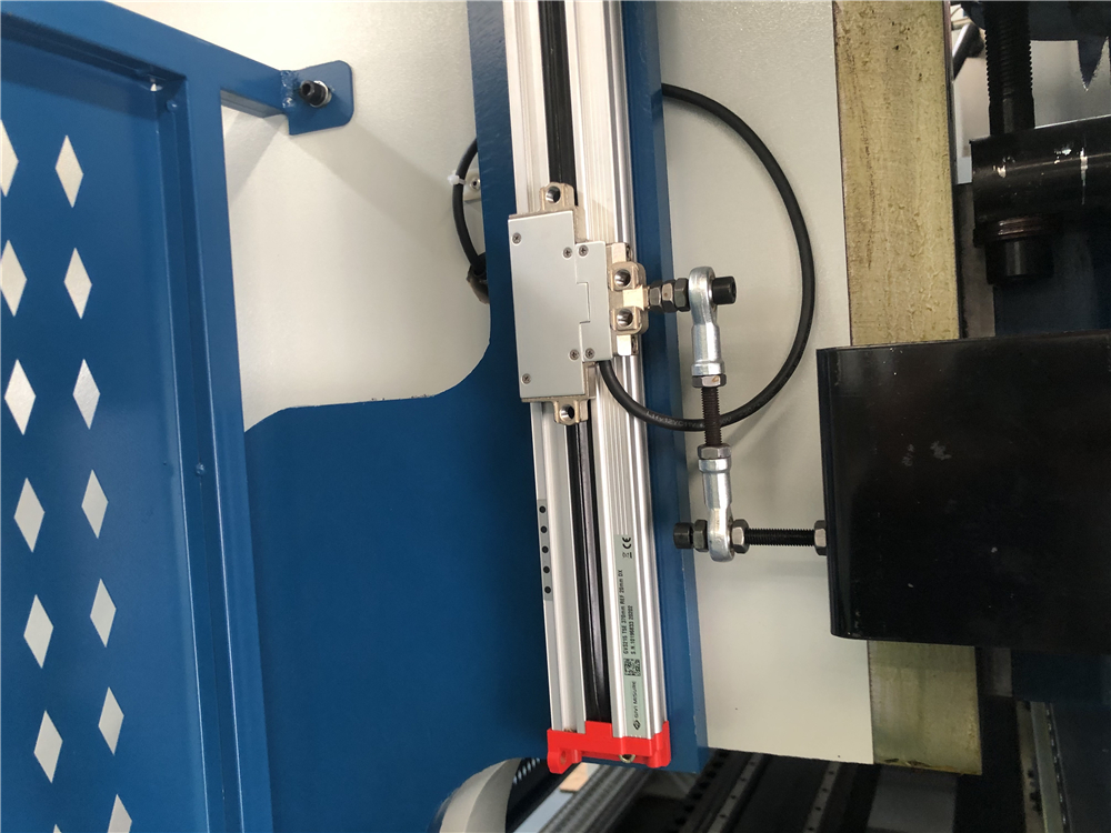 3+1 Axis Cnc Hydraulic Press Brake With Esa System Esa 시스템이있는 3 + 1 축 Cnc 유압 프레스 브레이크