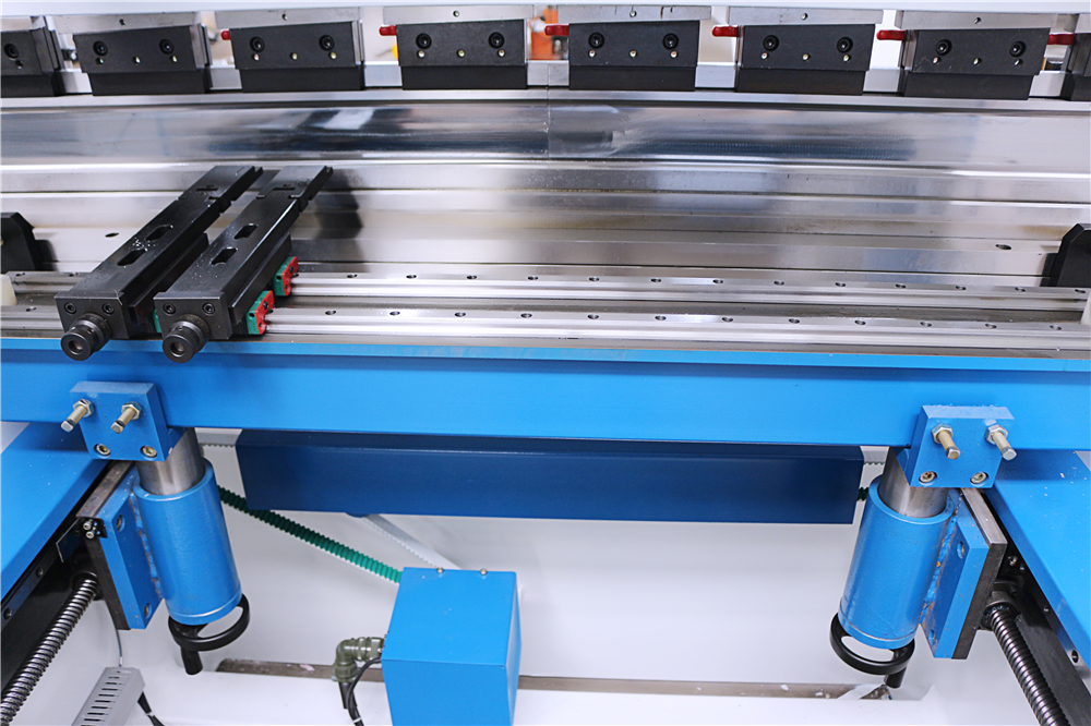 3+1 Axis Cnc Hydraulic Press Brake With Esa System Esa 시스템이있는 3 + 1 축 Cnc 유압 프레스 브레이크