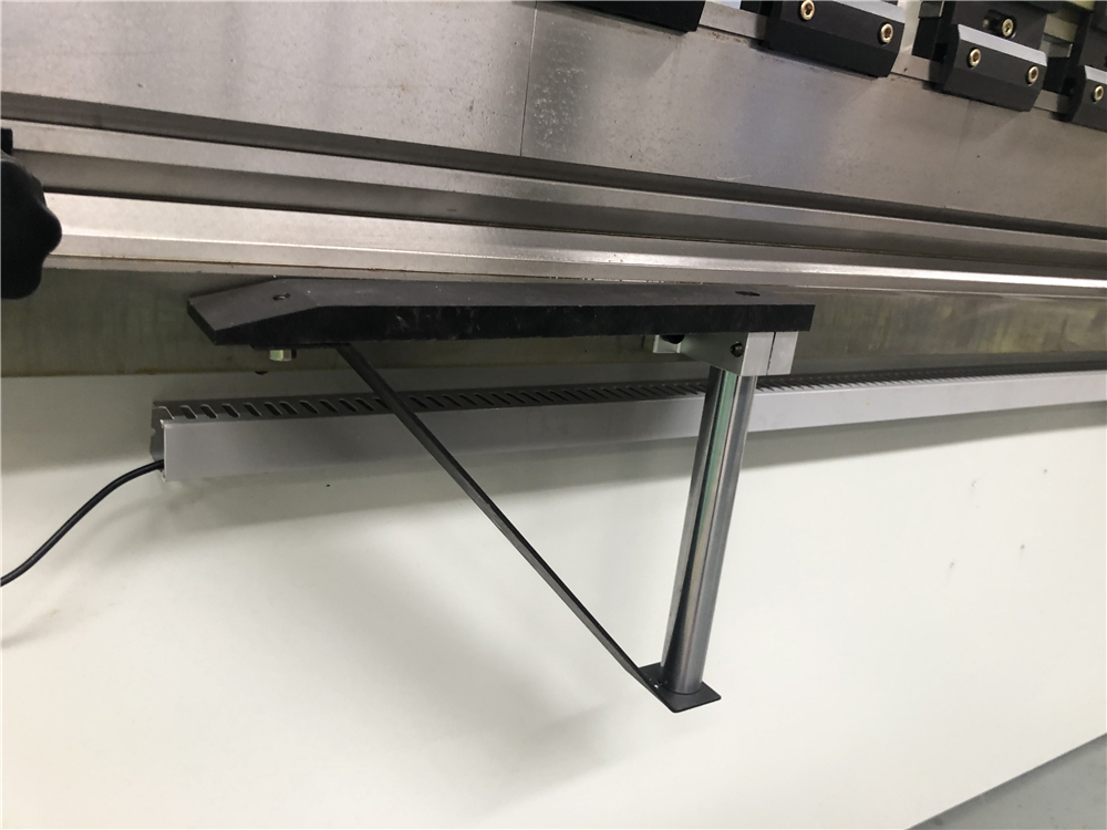 3+1 Axis Cnc Hydraulic Press Brake With Esa System Esa 시스템이있는 3 + 1 축 Cnc 유압 프레스 브레이크