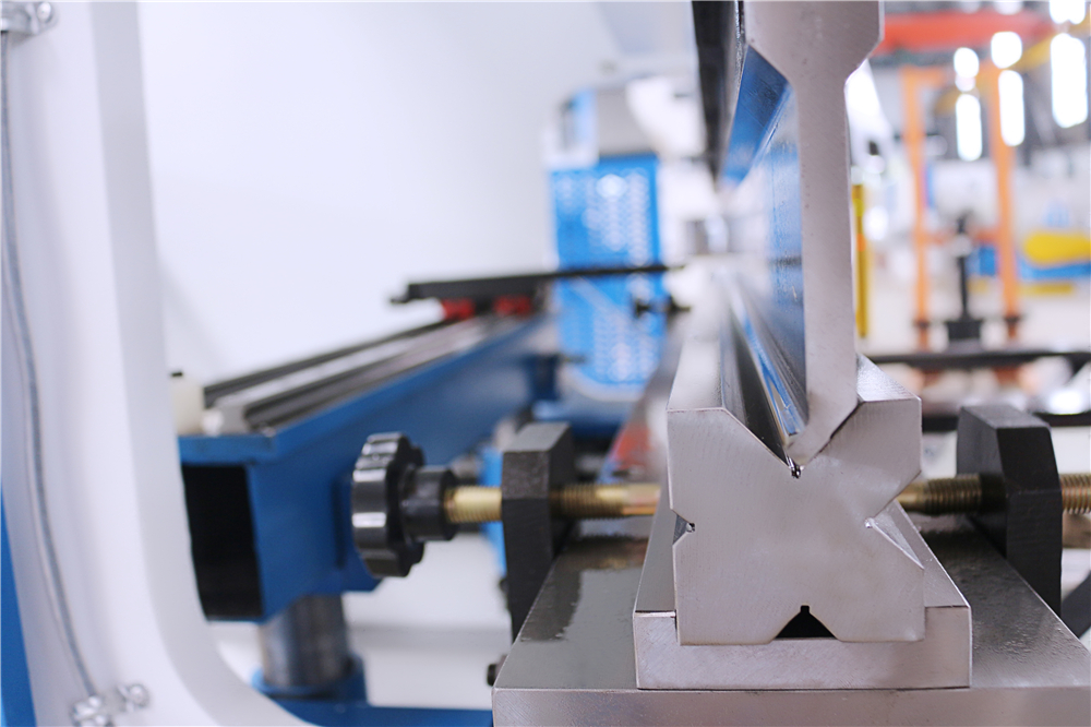 3+1 Axis Cnc Hydraulic Press Brake With Esa System Esa 시스템이있는 3 + 1 축 Cnc 유압 프레스 브레이크