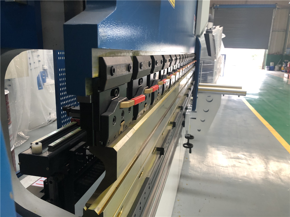 3+1 Axis Cnc Hydraulic Press Brake With Esa System Esa 시스템이있는 3 + 1 축 Cnc 유압 프레스 브레이크