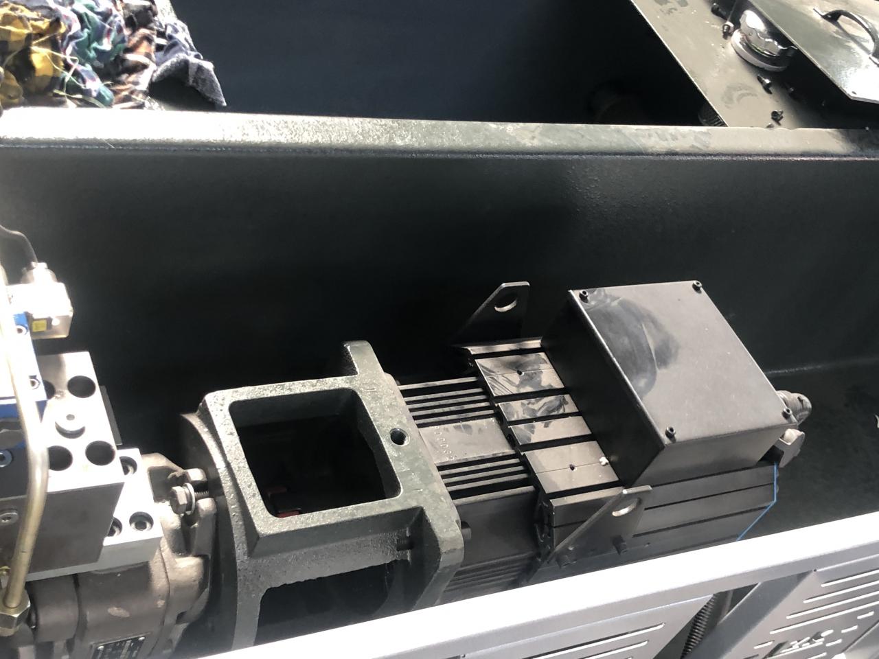 3+1 Axis Cnc Hydraulic Press Brake With Esa System Esa 시스템이있는 3 + 1 축 Cnc 유압 프레스 브레이크