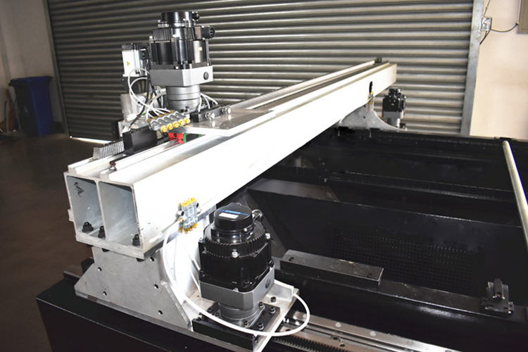 Fiber Laser 2000 Watt Flatbed Fiber Laser Cutting Machine 파이버 레이저 2000와트 평판 파이버 레이저 절단기