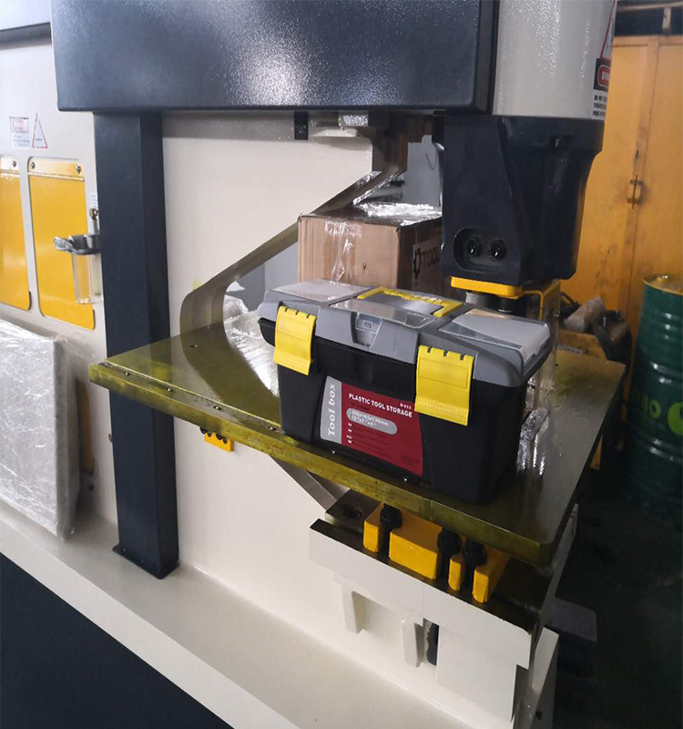 Metal Cutting Hydraulic Steelworkers Machine For Punching Cropping Notching Cutting 펀칭 자르기 노칭 절단을 위한 금속 절단 유압 Steelworkers 기계