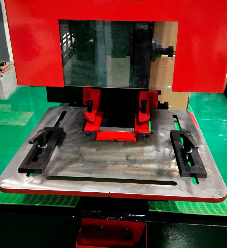 Q35y Series Hydraulic Ironworker Shearing And Punching Machine Q35y 시리즈 유압 Ironworker 전단 및 펀칭기