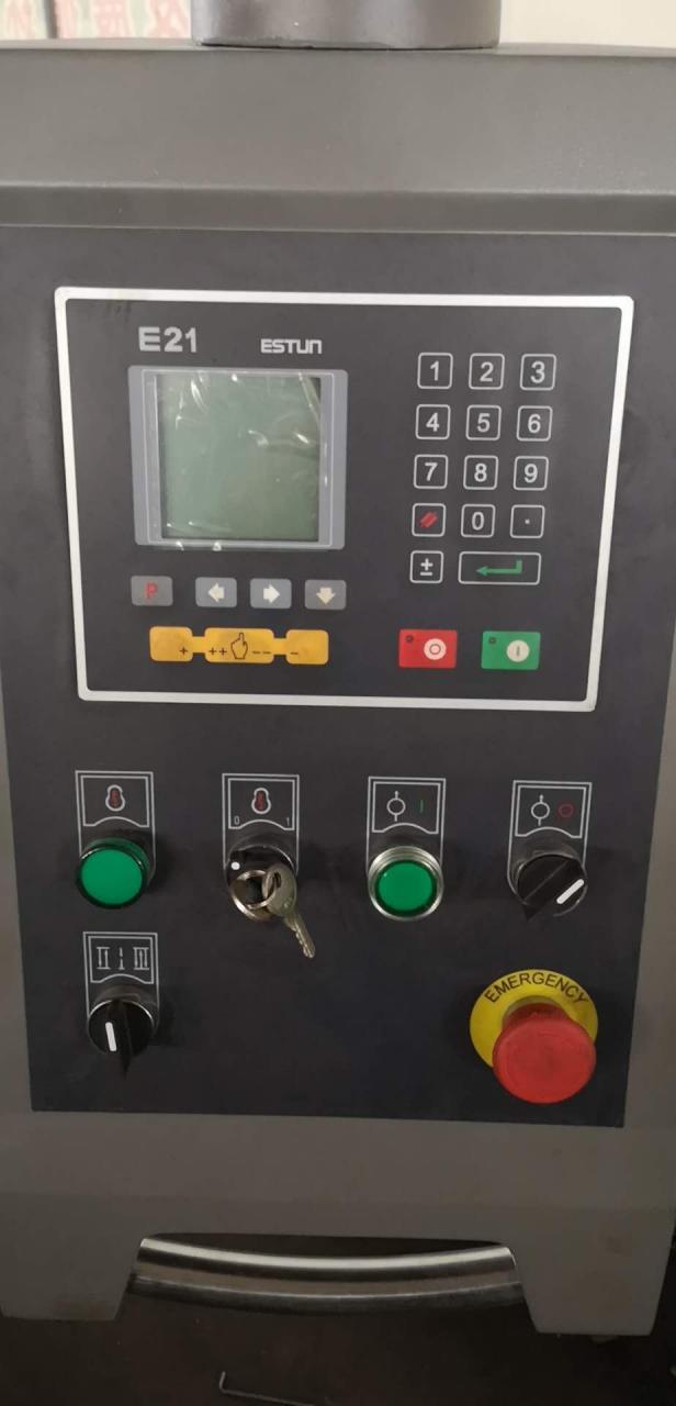 Qc12y 6x3200 유압 플레이트 슬라이딩 테이블 톱 단두대 가위 절단기