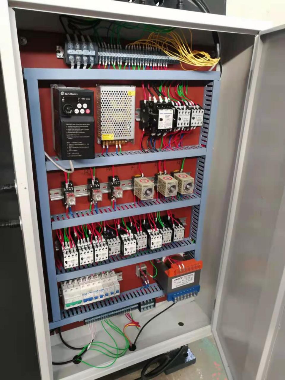 Wc67y-160 4000 Hydraulic Press Brake Cnc Metal Bending Machine For 4000mm Width Steel Wc67y-160 4000 4000mm 폭 강철을 위한 수압기 브레이크 Cnc 금속 구부리는 기계